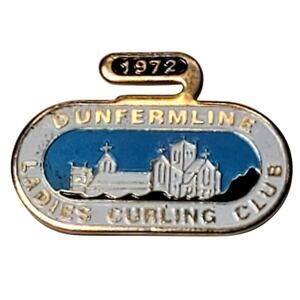 Dunfermline Ladies Curling Club 1972 Collectors Pin Gold Tone Vtg